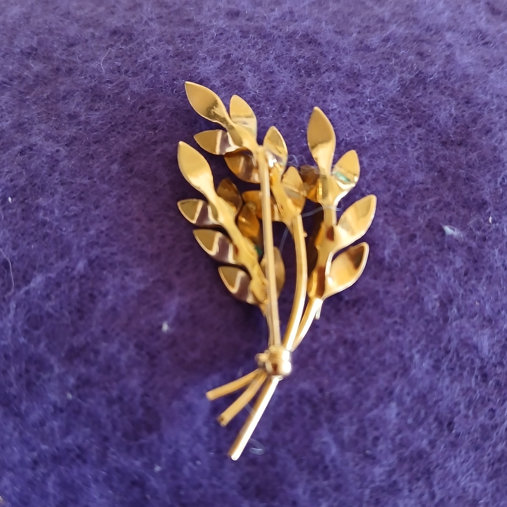 Gold tone wheat pin